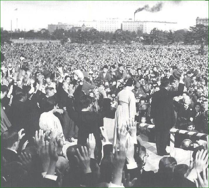 日本国憲法公布記念祝賀　宮城前　天皇皇后両陛下